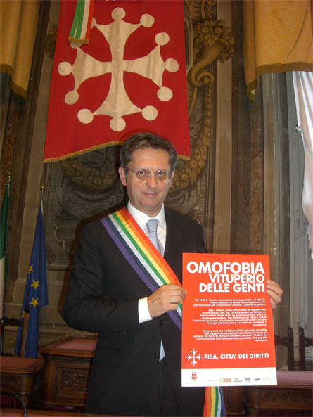 Pisa, Sindaco indossa fascia arcobaleno e issa bandiera gay - sindacopisa4 - Gay.it