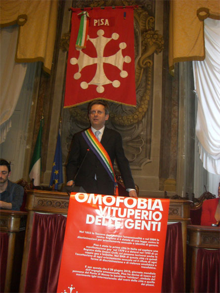 Pisa, Sindaco indossa fascia arcobaleno e issa bandiera gay - sindacopisa5 - Gay.it