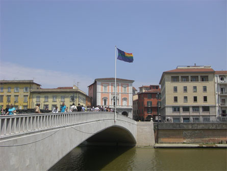 Pisa, Sindaco indossa fascia arcobaleno e issa bandiera gay - sindacopisa6 - Gay.it