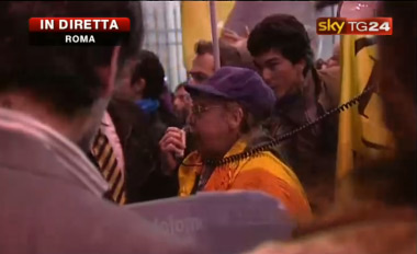 Sit-in, in 300 a Palazzo Chigi. Ma la piazza viene chiusa - skytg24chigiF1 - Gay.it