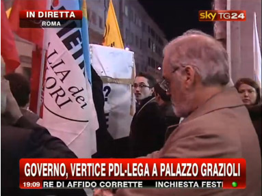 Sit-in, in 300 a Palazzo Chigi. Ma la piazza viene chiusa - skytg24chigiF2 - Gay.it