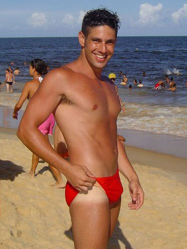 Gli usi e soprattutto i costumi delle spiagge gay - slipestateF3 - Gay.it