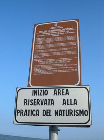 L'Abruzzo sceglie il nudismo per il rilancio del turismo - spiaggia nudisti - Gay.it