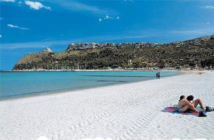L'Italia? Terra degli etero-gay, i più belli sono in Francia - spiaggia cagliariF2 - Gay.it