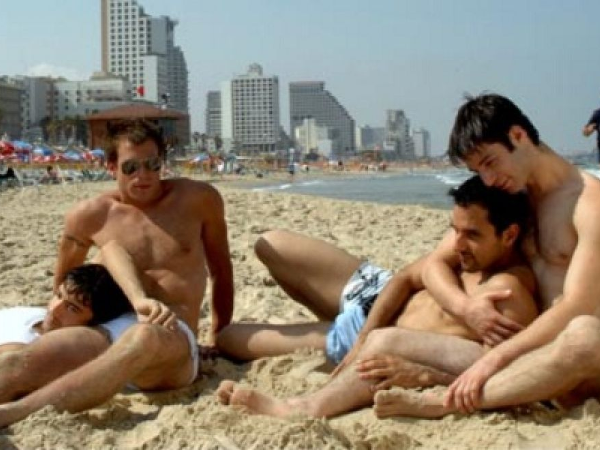 Se lo Speciale Spiagge di Gay.it rischia di "spaccare il paese" - spiaggia lignano - Gay.it