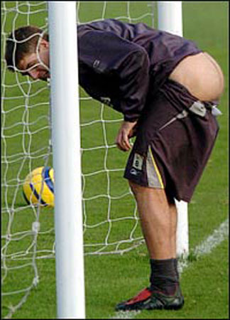 I CALCIATORI AMANO IL NUDISMO - steven gerrard butt - Gay.it
