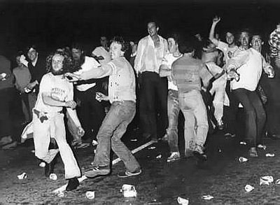 Stonewall 43 anni dopo: ecco come nacque "l'orgoglio gay" - stonewall riotsF2 - Gay.it