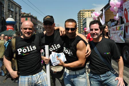 "Caro Generale sono militare e gay. Lei indietro di decenni" - stratiF2 - Gay.it
