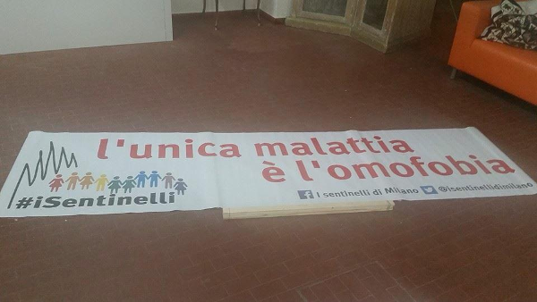 Convegno omofobo, i Sentinelli: "Noi in piazza con l'arma dell'ironia" - striscione sentinelli - Gay.it