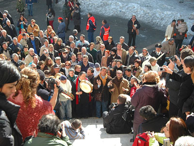 POCHI FEMMENIELLI IN PROCESSIONE - tammurriata 1 scala santa - Gay.it