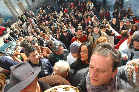 POCHI FEMMENIELLI IN PROCESSIONE - tammurriata 2 scala santa F - Gay.it