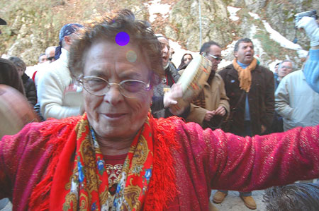 POCHI FEMMENIELLI IN PROCESSIONE - tammurriata 9 vecchia parro - Gay.it