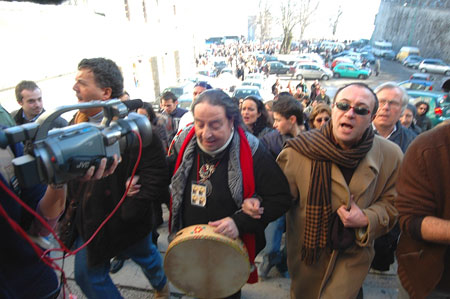 POCHI FEMMENIELLI IN PROCESSIONE - tammurriata ingresso nel sa - Gay.it