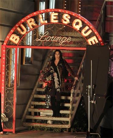 La regina Cher fa ballare tutti. È ora del burlesque! - torinoffF4 - Gay.it