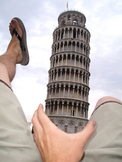 Pisa, il Vescovo non vuole le mutande con la Torre. Rimosse - torrepisafalloF1 - Gay.it