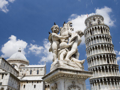 Pisa, il Vescovo non vuole le mutande con la Torre. Rimosse - torrepisafalloF2 - Gay.it