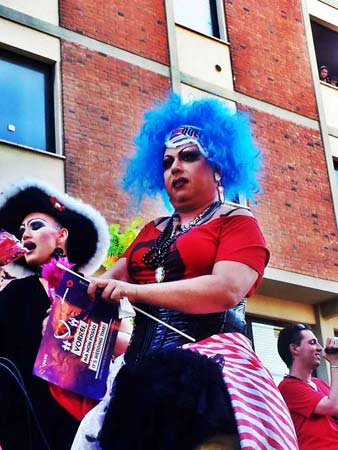 In diecimila invadono Viareggio per il primo Toscana Pride - toscanapridefinaleF4 - Gay.it