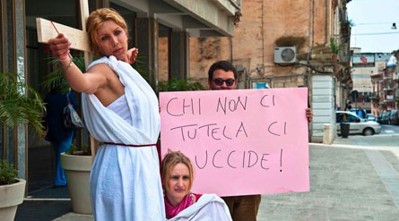 Ragusa: trans crocifisse e gay sanguinanti contro l'omofobia - transcrocifissaF1 - Gay.it