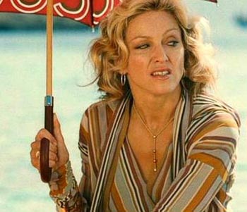 MADONNA TRAVOLTA DAL DESTINO - travolti ombrello - Gay.it