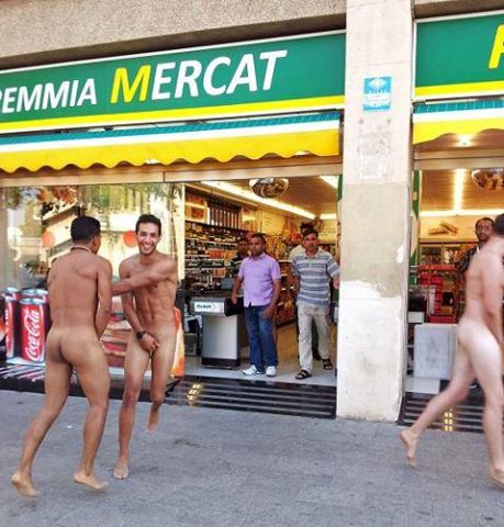 Tre italiani vagano completamente nudi per Barcellona: è scandalo - tre turisti italiani barcellona nudi - Gay.it