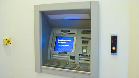 Sesso al bancomat del centro, denunciata coppia - trinitabancomat - Gay.it