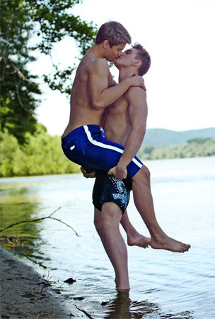 Leggero, piacevole e senza ipocrisie: il sesso con l'amico - trombamicoF2 - Gay.it