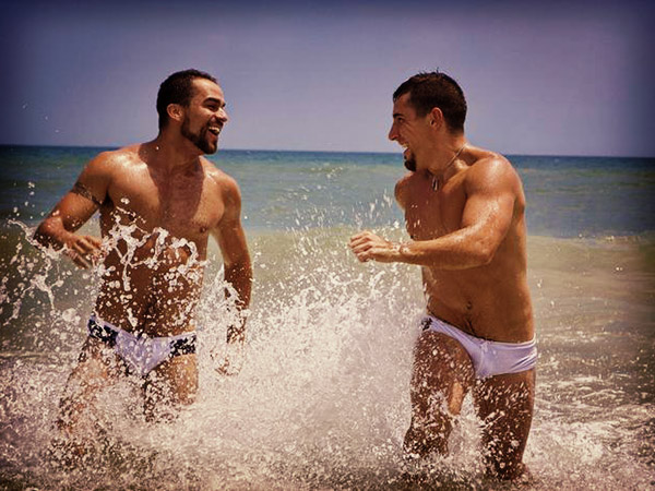 Se lo Speciale Spiagge di Gay.it rischia di "spaccare il paese" - turismo gay mare spiaggia love BS - Gay.it