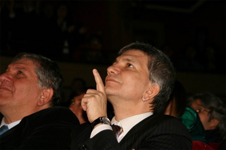 Insulti omofobi a Vendola su Twitter: "Ricchione di merda" - vendola twitter fakeF4 - Gay.it