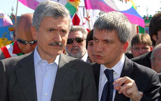 D'Alema a Vendola: "Parli meno di nozze gay" Lui: "Uno spot" - vendola vs dalemaF2 - Gay.it