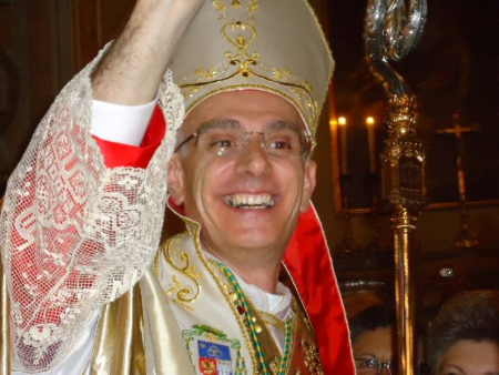 Il vescovo alle coppie gay: "Non scimmiottate ciò che non siete" - vescovo acireale1 - Gay.it