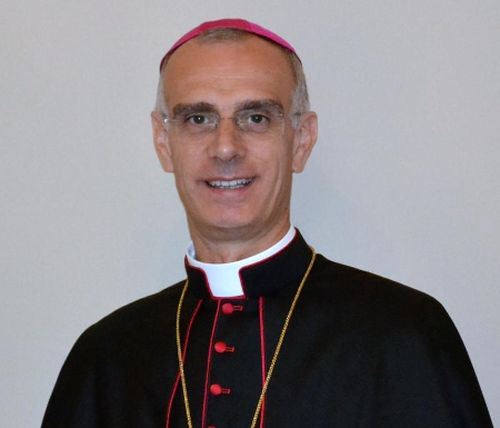 Il vescovo alle coppie gay: "Non scimmiottate ciò che non siete" - vescovo acireale2 - Gay.it