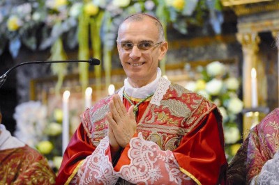 Il vescovo alle coppie gay: "Non scimmiottate ciò che non siete" - vescovo acireale3 - Gay.it