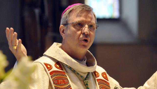 Il vescovo di Anversa: "La chiesa riconosca le coppie gay" - vescovo anversa1 - Gay.it