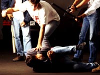 In tre stuprano un ragazzino di 14 anni: violenza a Napoli - violenza03 - Gay.it