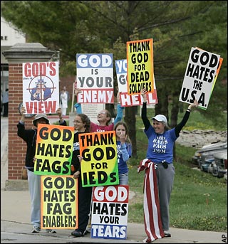 "Dio odia i gay". Proteste al funerale di Ledger - wesboroheatF1 - Gay.it