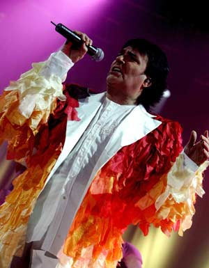 Renato Zero: "Io coming out? Ma io amo le donne!" - zero smentitaF1 - Gay.it