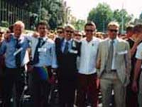GAY, MA IN GIACCA E CRAVATTA