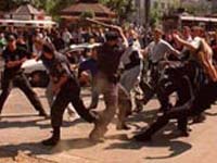 Hooligans contro il Gay Pride di Belgrado