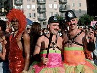 Si travestiva nel tempo libero: licenziato