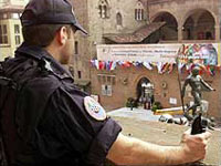 Bergamo: violentato da due vigili - poliziotto01 - Gay.it