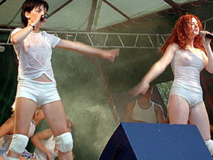 Tatu: il bacio lesbo del successo