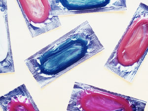 PIOVONO CONDOMS! - condom colori - Gay.it
