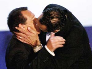 Un bacio gay ravviva gli Emmy Awards - shandling garrett - Gay.it