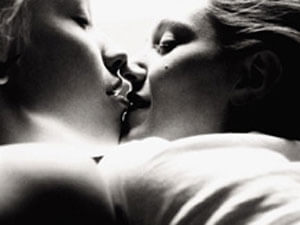 Bacio lesbo alla corte inglese - bacio lesbico05 - Gay.it