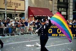 Poliziotti in marcia con gay e lesbiche - goal4 - Gay.it