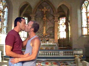QUANTI BACI GAY IN CHIESA!