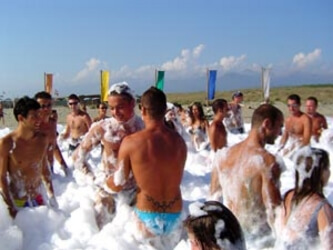 VERSILIA, VOGLIA D'ESTATE - mamabeach schiuma01 - Gay.it