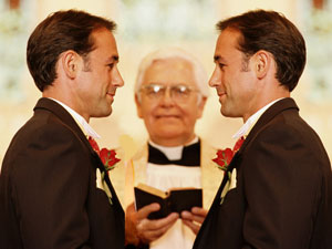 Danimarca: legge per le nozze gay in chiesa - prete coppia - Gay.it