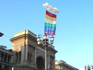 MILANO: GAY PRIDE IN PIAZZA DUOMO - milano rainbow01 - Gay.it