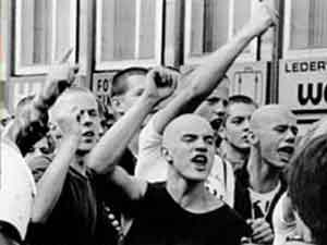 Lonsdale: lontana dalla destra, abbraccia i gay - neonazi - Gay.it